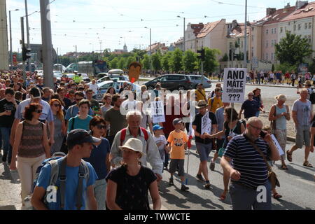 Prague, République tchèque, le 23 juin 2019. Plus de 250 000 manifestants ont envahi les panneaux publicitaires avec Letna exigeant la démission d'Andrei Babis. Ils ont un Banque D'Images