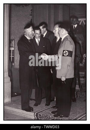 La propagande HITLÉRIENNE CHAMBERLAIN Pre-War image de Premier ministre britannique Neville Chamberlain se serrer la main et rencontre Adolf Hitler à Berlin Allemagne 30 Septembre 1938 Banque D'Images