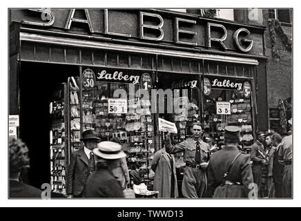 Vintage des années 1930 Nazis Sturmabteilung anti propagande juive image de propagande de boycott juif allemand image à l'occasion du rassemblement de Nuremberg en 1935, où les lois de Nuremberg ont été présentées, l'hebdomadaire allemand de propagande 'der Stürmer' a publié une édition spéciale sur 5 septembre 1935. On peut lire dans le titre « les meurtriers depuis le début. Le bolchevisme du monde juif de Moïse au Comintern » ; Boutique souvenir Adolf Salberg, Koenigstr 36, Nuremberg. Le marchand juif Adolf Salberg possédait une chaîne de magasins de souvenirs, cartes postales, maroquinerie, montres et horloges, Banque D'Images