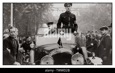 Vintage 1930 Oswald Mosley, leader de l'Union britannique des fascistes, BUF, 'la' Blackshirts debout dans une voiture ouverte à la tête d'un Rallye Facist à Londres Banque D'Images