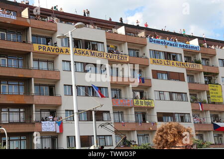 Prague, République tchèque, le 23 juin 2019. Plus de 250 000 manifestants ont envahi les panneaux publicitaires avec Letna exigeant la démission d'Andrei Babis. Façade Banque D'Images