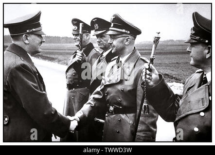 Vintage WW2 Droit d'Adolf Hitler serrant la main avec le Ministre allemand de l'intérieur et chef de la SS, Heinrich Himmler, avec grand amiral Doenitz saluant avec son personnel de bureau et le maréchal Keitel derrière seconde guerre mondiale World II Banque D'Images