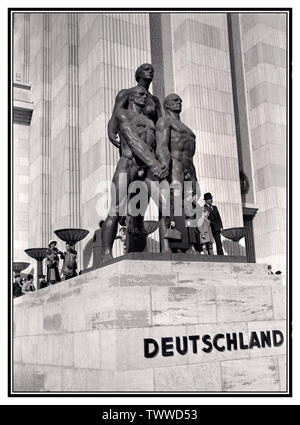 Paris Exposition Universelle 1937 façade du pavillon allemand « Deutschland' avec un groupe de sculptures par Josef Thorak avec groupe de visiteurs étant photographiés 1937 Paris, France Banque D'Images