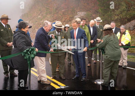 Le sénateur américain Lamar Alexander, TN Govenor Bill Haslam et Cassius Paiement surintendant des Great Smoky Mountains National Park se rassemblent pour une coupe du ruban Banque D'Images