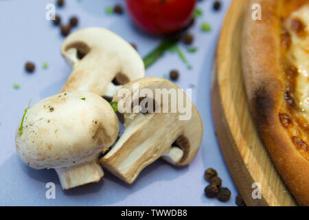 Champignons crus dans un bol sur la table de l'aneth et le persil botte . Champignons Champignons blancs, aneth, persil, vieille table en bois, style rustique, sélective fo Banque D'Images