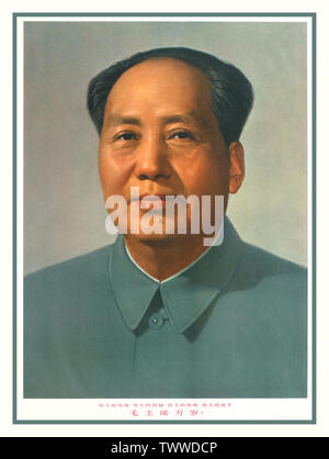 Affiche du Président Mao Chinese Propaganda publiée en 1969 avec un portrait officiel de Mao Zedong, Grand Mentor, Grand leader, Grand Commandant, Grand Statesman. Chine, 1967, Mao Zedong (26 décembre 1893 – 9 septembre 1976), également connu sous le nom de Président Mao, était un révolutionnaire communiste chinois qui est devenu le père fondateur de la République Populaire de Chine, Qu'il a dirigé comme président du Parti communiste de Chine de sa création en 1949 jusqu'à sa mort en 1976. Ses théories, ses stratégies militaires et ses politiques politiques sont collectivement connues sous le nom de maoïsme. Banque D'Images