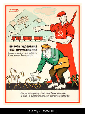 Vintage des années 60, l'agriculture russe soviétique URSS affiche de propagande montrant un homme en détresse à la mort lors d'une récolte de blé avec un travailleur soviétique portant salopette rouge avec le marteau et la faucille à l'avant, pointe vers les wagons de train debout devant l'engrais minéral dans l'arrière-plan, le texte de mise en garde contre un retard de livraison d'engrais qui affecte les cultures et élevages. La Russie. 1963. Designer : C. Govorkov . Banque D'Images