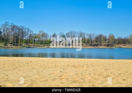 Beau paysage de printemps. Plage vide par le lac sur une journée ensoleillée. Banque D'Images