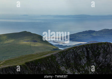 La vue depuis le haut de Cadair Idris, ou Cadar Idris, une montagne dans le sud du Parc National de Snowdonia au Pays de Galles, à la recherche vers Barmouth. Banque D'Images