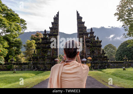 Femme non identifiée au portique traditionnel à Bali en Indonésie. Banque D'Images