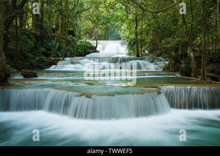 Huay Mae Khamin cascades en forêt profonde au Parc National Srinakarin Kanchanaburi Banque D'Images