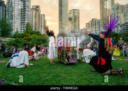 Cérémonie aztèque, Gathering Festival, célébration du solstice d'été, David Lam Park, Vancouver, Colombie-Britannique, Canada. Banque D'Images