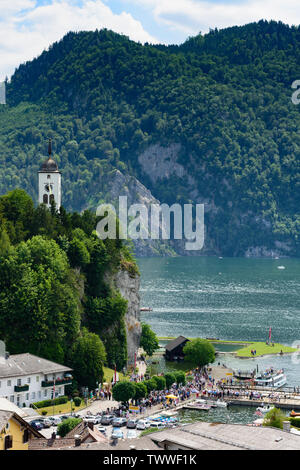 Traunkirchen : Fronleichnam (Corpus Christi) procession du lac, bateau, navire, sailship, mountain Johannesberg, chapelle, le lac Traunsee dans Johannesbergkapelle Banque D'Images