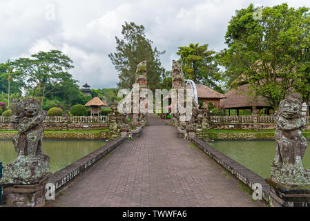 À la porte du Temple de Taman Ayun à Mengwi Hindouisme Bali Indonésie. Banque D'Images