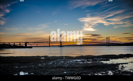 Les ponts routiers sur le Firth of Forth Banque D'Images