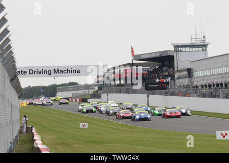 Derby, Royaume-Uni. 23 Juin, 2019. Début de course le British GT Championship Round 9 à Donington Park, Derby, Angleterre le 23 juin 2019. Photo par Jurek Biegus. Credit : UK Sports Photos Ltd/Alamy Live News Banque D'Images