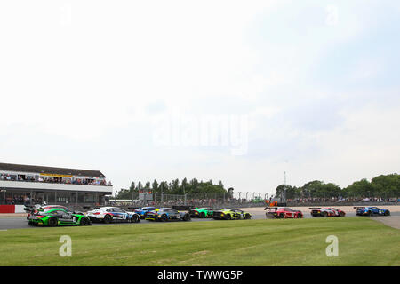 Derby, Royaume-Uni. 23 Juin, 2019. TF Sport Aston Martin V8 Vantage GT3 avec les pilotes Graham Davidson & Jonny Adam mène dans le premier virage en avance sur l'IPE Motorsport Lamborghini Ouragan GT3 EVO avec les pilotes Michael Igoe & Dennis Lind au cours de la British GT Championship Round 9 à Donington Park, Derby, Angleterre le 23 juin 2019. Photo par Jurek Biegus. Credit : UK Sports Photos Ltd/Alamy Live News Banque D'Images