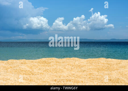 Sable mer sky concept. Sable sur plage et d'été bleu ciel, le calme et la nature concept Banque D'Images