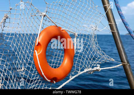 Bouée attachée au bateau de croisière sur fond de mer bleu Banque D'Images