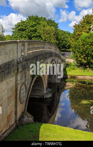 Ornate rivière cam pont mène à Audley End House et jardins près de Saffron Walden, Essex, Angleterre, RU, FR Banque D'Images