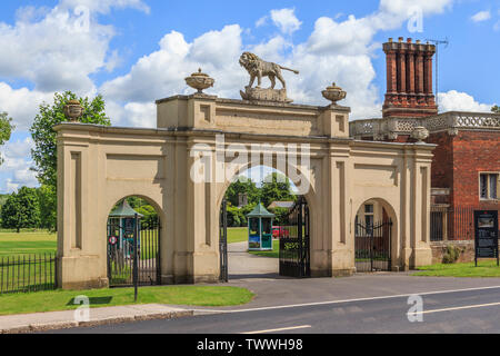 Archway d'entrée des visiteurs d'Audley End House et jardins près de Saffron Walden, Essex, Angleterre, RU, FR Banque D'Images