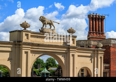 Archway d'entrée des visiteurs d'Audley End House et jardins près de Saffron Walden, Essex, Angleterre, RU, FR Banque D'Images