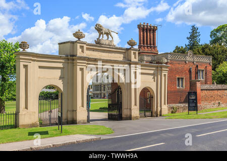 Archway d'entrée des visiteurs d'Audley End House et jardins près de Saffron Walden, Essex, Angleterre, RU, FR Banque D'Images