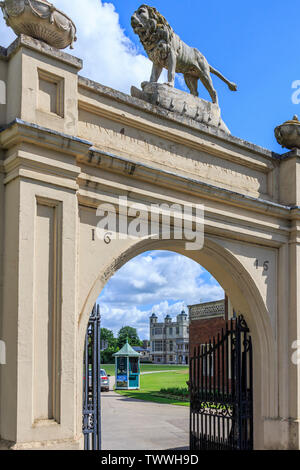 Archway d'entrée des visiteurs d'Audley End House et jardins près de Saffron Walden, Essex, Angleterre, RU, FR Banque D'Images