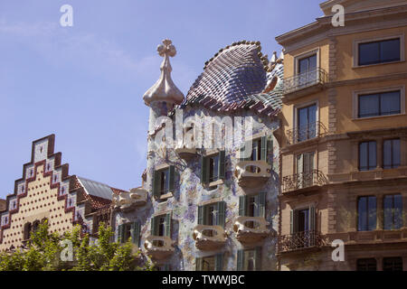 La Casa Batlló, encadrée par des bâtiments dans d'autres styles. Considéré comme l'un des chefs-d'œuvre de Gaudi, dans le centre de Barcelone. Banque D'Images