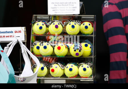 Le Devonshire Park, Eastbourne, Royaume-Uni. 23 Juin, 2019. Tournoi International de Tennis Nature Valley ; balles de tennis du Devonshire Park à affichage de souvenirs. Credit : Action Plus Sport/Alamy Live News Banque D'Images