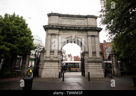 Passage des Fusiliers (aussi connu comme traître's Gate) à l'entrée de la rue Grafton St Stephen's Green, Dublin, Irlande. Banque D'Images