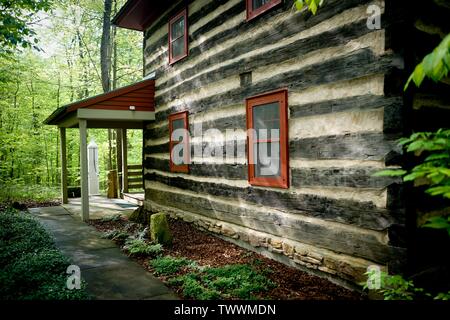 Maison de deux étages construite dans une forêt Banque D'Images