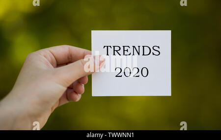 Woman hand holding White paper card avec texte Banque D'Images