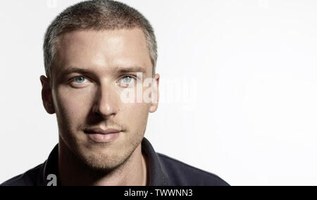 Portrait Studio Portrait of a young attractive caucasian man isolé sur fond blanc Banque D'Images