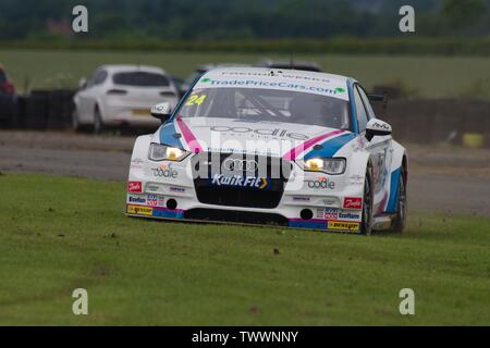 Dalton sur les tés, en Angleterre, le 15 juin 2019. Jake Hill au volant d'une Audi S3 Saloon pour TradePriceCars.com dans l'herbe après avoir quitté la piste lors des essais libres pour la mettre en place Kwik British Touring Car Championship à Croft Circuit de course. Banque D'Images