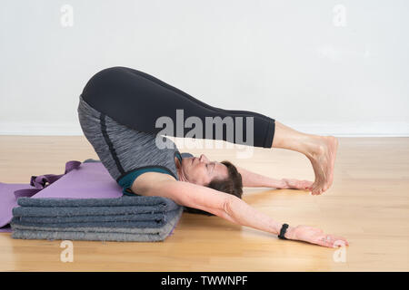 A 70 ans, professeur de yoga dans son studio n'Wheel-Posture Chakrasana, aka Banque D'Images