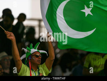 Londres, Royaume-Uni. 23 Juin, 2019. 23 juin 2019, seigneurs, St John's Wood, Londres, Angleterre, Coupe du Monde de Cricket ICC, le Pakistan et l'Afrique du Sud ; un ventilateur au Pakistan en agitant son drapeau national Credit : Action Plus Sport Images/Alamy Live News Banque D'Images