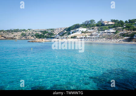 Avis de Cala Tarida avec rochers dans l'eau de mer turquoise, l'île d'Ibiza, Espagne Banque D'Images