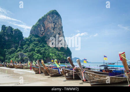 Bateaux à longue queue Railay beach, Krabi, Thaïlande. Banque D'Images