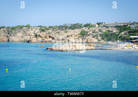 Avis de Cala Tarida avec rochers dans l'eau de mer turquoise, l'île d'Ibiza, Espagne Banque D'Images