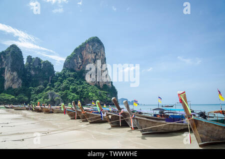 Bateaux à longue queue Railay beach, Krabi, Thaïlande. Banque D'Images