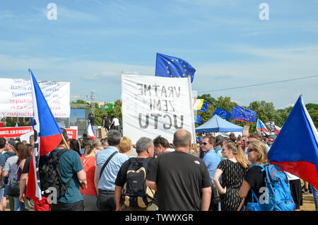 Prague, République tchèque - Le 23 juin 2019 : foule de personnes manifestations contre le premier ministre et ministre de la Justice Babis sur Letna, Letenska plan. Manifestation appelant à la démission. La démocratie, de protestation. Banque D'Images