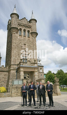 L'Irlande du Nord Le secrétaire d'État Owen Paterson et la Grande-Bretagne le premier ministre David Cameron répond aux médias tout en se tenant aux côtés de l'Irlande du premier ministre Peter Robinson et Martin McGuinness, vice-premier ministre à l'extérieur du château de Stormont, à Belfast, en Irlande du Nord, le 09 juin 2011. Photo/Paul McErlane Banque D'Images