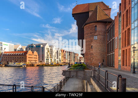 GDANSK, Pologne - 22 juin 2019 : Dlugie Pobrzeze Street dans la ville historique de Gdansk - destination touristique très populaire en Pologne avec des restaurants et de vues Banque D'Images