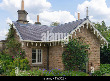 SHEFFIELD, UK - 22e Juin 2019 : Une petite maison se trouve à l'intérieur de l'idylic Botanical Gardens, prises par une belle journée ensoleillée en été Banque D'Images