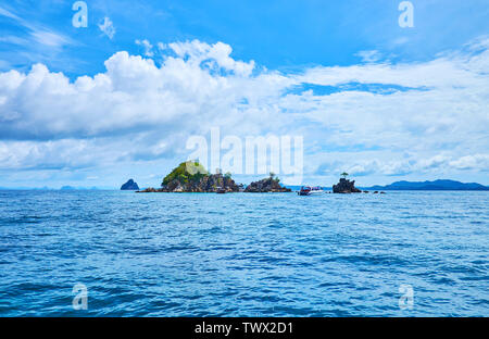 Surface d'azur de la mer d'Andaman avec vue sur la petite île rocheuse Khai Nui - la célèbre place pour la baignade et la plongée avec tuba, situé à côté de l'île de Phuket, Banque D'Images