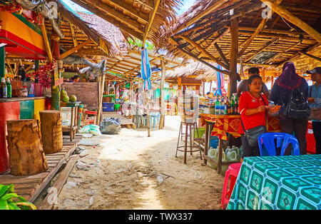 PHUKET, Thaïlande - Mai 1, 2019 : l'allée ombragée de la zone salon de Khai Nai avec de nombreux petits cafés, magasins touristiques et des bars de plage, le 1er mai o Banque D'Images