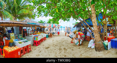 PHUKET, Thaïlande - Mai 1, 2019 : Le food court de Khai Nok avec de nombreux décrochages, terrasses de cafés et de bars, le 1 mai sur Phuket Banque D'Images