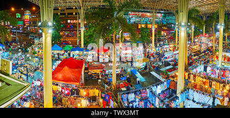 PATONG, THAÏLANDE - Mai 1, 2019 : Panorama du bazar nocturne de Banzaan avec de nombreux stands de nourriture de rue, cafés et magasins de vêtements, situé sous le g Banque D'Images