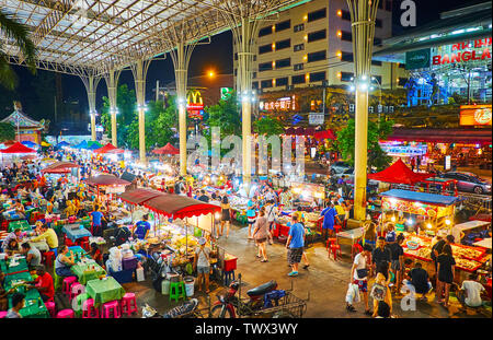 PATONG, THAÏLANDE - Mai 1, 2019 : la foule du food court de Banzaan Marché de nuit avec de nombreux petits cafés et d'échoppes, offrant de savoureux plats thaïlandais et refres Banque D'Images